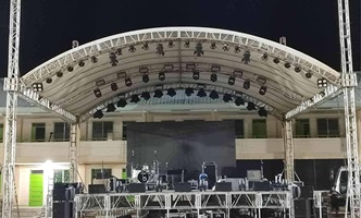 منصة عرض مصممة خصيصًا بسقف منحني من الألومنيوم